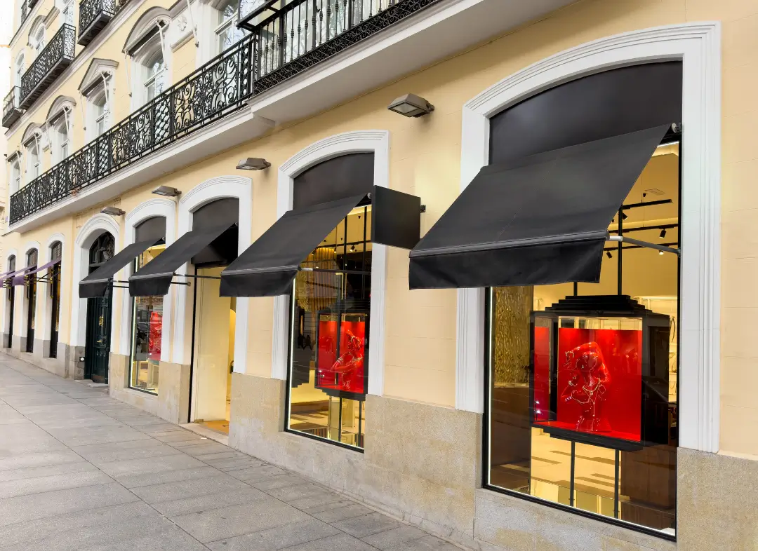 Façade vitrine de magasin en aluminium sur mesure à Blagnac